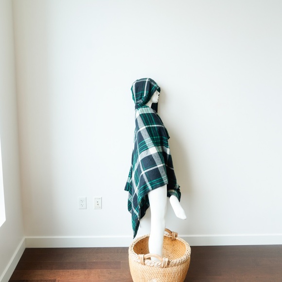 NWOT 💚💙 Urban Outfitters Plaid Hooded Poncho Wrap - O/S Navy Blue & Green - Picture 4 of 12